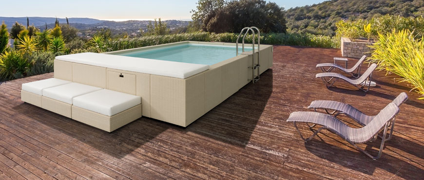 Polozapuštěný designový bazén s ratanovým obkladem