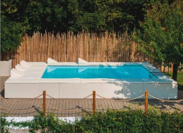 Nadzemní bazén s přelivovým žlabem.